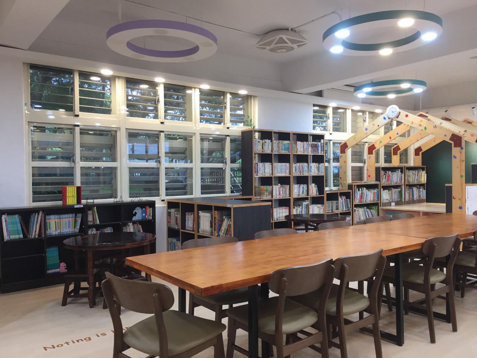 圖書館學習的空間擺放桌椅與書櫃